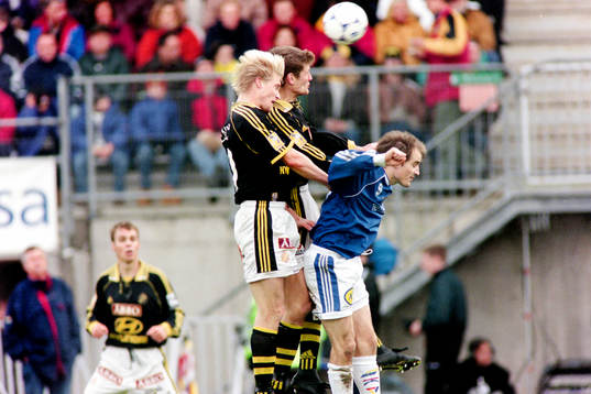 Johan Mjällby och Michael Brundin, AIK i ryggen på Magnus