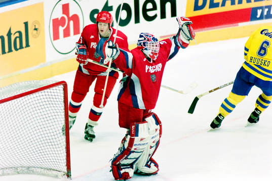 Rysslands målvakt Maxim Sokolov jublar