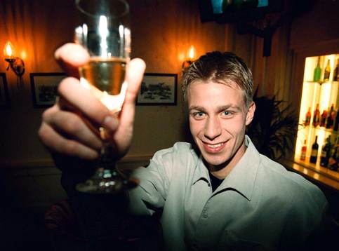 Mattias Asper firar SM-guldet med champagne (skumpa, fest)