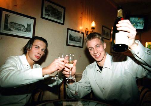 Alexander Östlund och Mattias Asper firar SM-guldet med