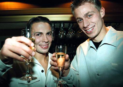 Alexander Östlund och Mattias Asper firar SM-guldet med