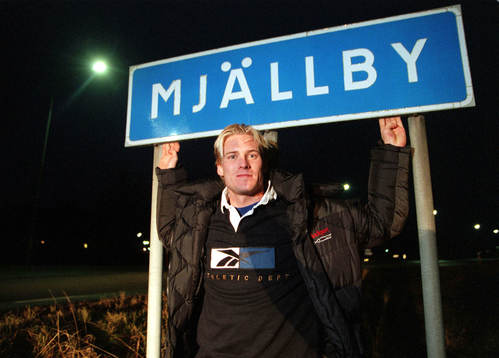Johan Mjällby med aktuell vägskylt