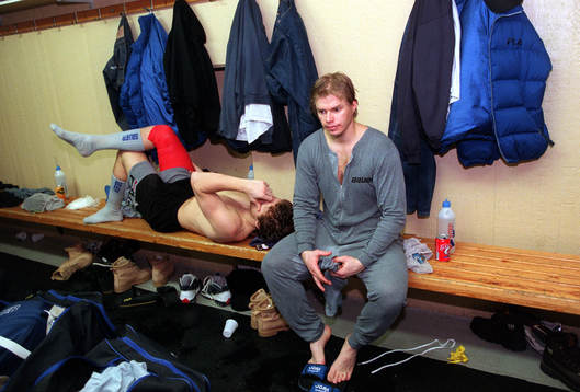 David Petrasek (liggande) och Esa Keskinen, HV 71 deppar
