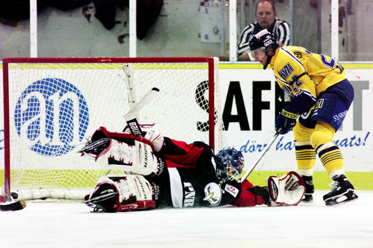 Ulf Dahlén, HV71 framför malmös målvakt Andreas Hadelöv