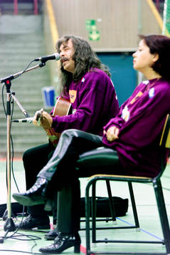 Marie Louise och Tony Hron med gitarr