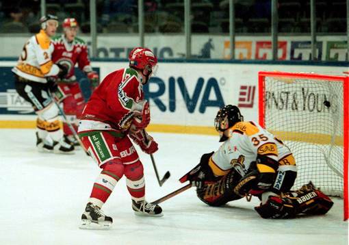 Marko Jantunen sätter 2-0 bakom Jarmo Myllys