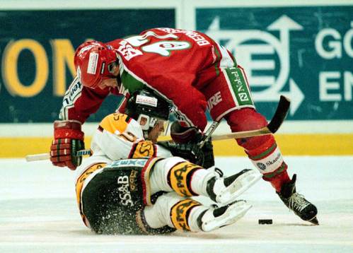 Peter Berndtsson trycker ner Thomas Berglund