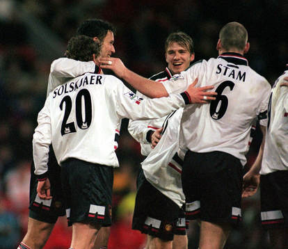 Fyramålsskytten Ole Gunnar Solskjaer klappas om