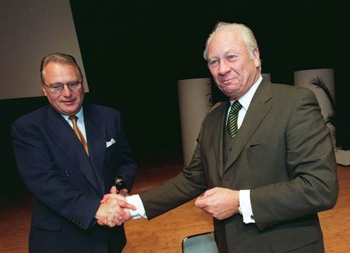 Hans Cavalli-Björkman avgick som ordförande. Bengt Madsen