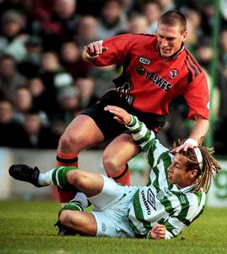 Henrik Larsson avgjorde med sitt 2-1-mål. Här drar han