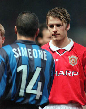 David Beckham skakar hand med Diego Simeone