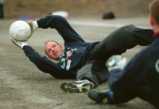 Bläddra bland fler bilder av Fotboll, Thomas Ravelli, målvakt tillbaka i Öster.