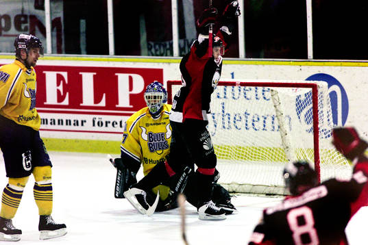 Pucken i mål bakom Kari Takko, Målvakt, HV71 och jubel i