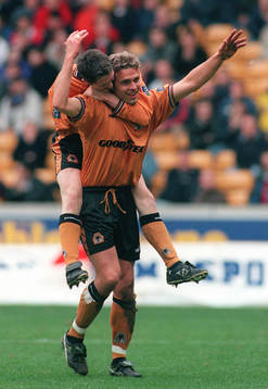 Håvard Flo gratuleras av Robbie Keane, Wolverhampton