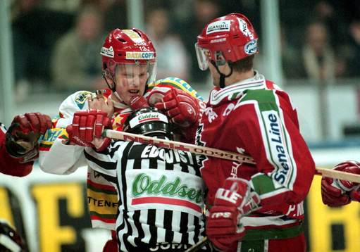 Daniel Sedin fightas med Petter Nilsson i en tät match