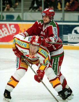 Stefan Larsson trycker till Magnus Wernblom