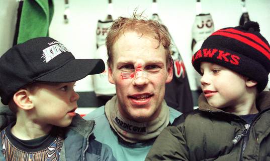 Mikael Lindholm med sina söner