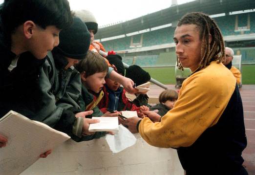 Henrik Larsson (Henke Larsson), Sverige, skriver autografer
