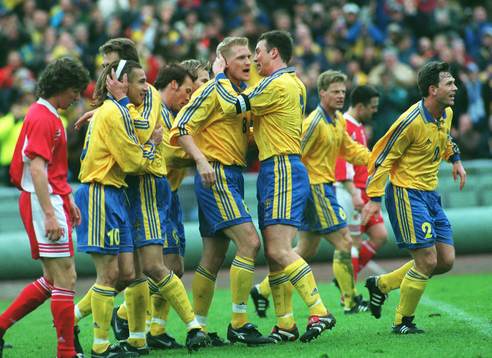Jubel, fr v: Henrik Larsson, Johan Mjällby, Patrik