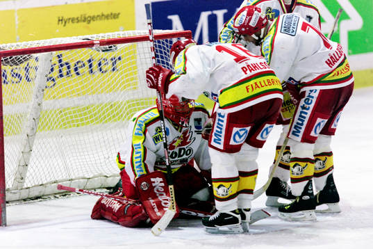 Petter Rönnqvist, målvakt i Modo gratuleras av Samuel
