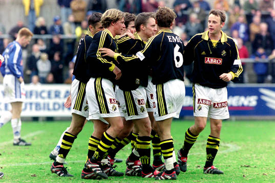 Andreas Johansson, AIK gratuleras av lagkamraterna