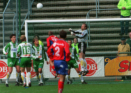 Lars Eriksson boxar ut bollen