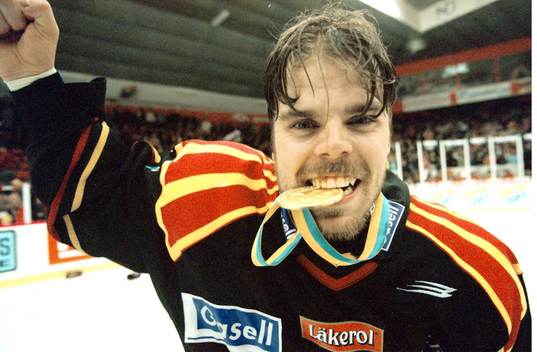 Byrnäs matchhjälte Ove Molin med sin guldmedalj