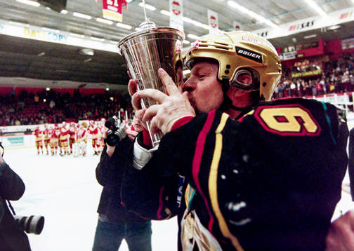 Brynäs, svenska mästare 1999. Anders Huss jublar med