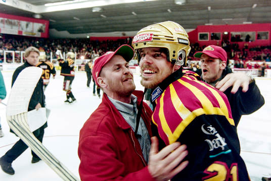 Brynäs, svenska mästare 1999. Ove Molin jublar med
