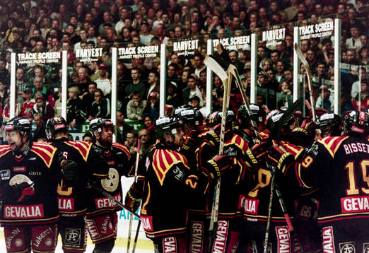 Brynäs, svenska mästare 1999. Laget jublar