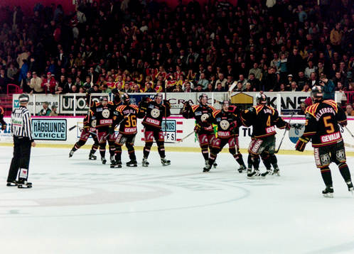 Brynäs, svenska mästare 1999. Laget jublar