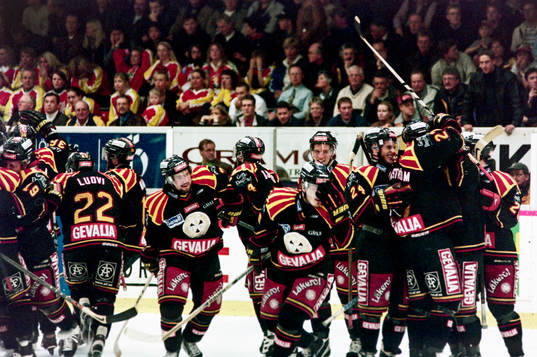 Brynäs, svenska mästare 1999. Laget jublar