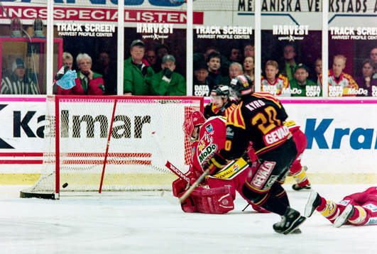 Pucken i mål bakom Petter Rönnqvist, målvakt i Modo