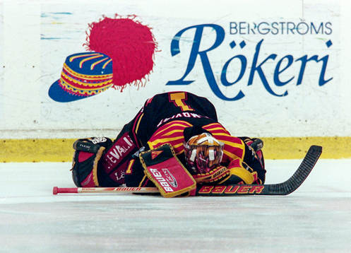 Brynäs målvakt Johan Holmqvist ligger på isen