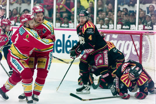 Trångt framför Johan Holmqvist, målvakt i Brynäs