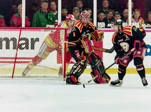 Pär Djoos och Johan Holmqvist, målvakt i Brynäs hjälps
