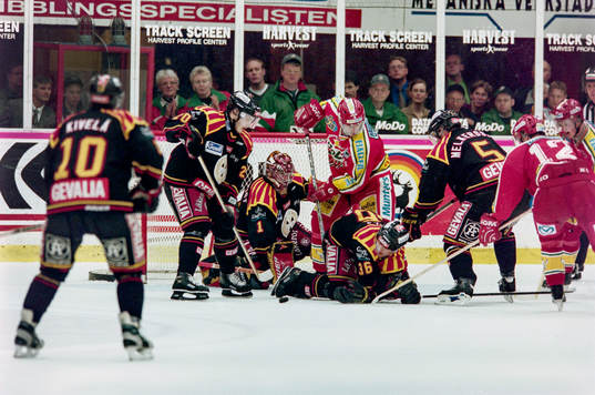 Trångt framför Johan Holmqvist, målvakt i Brynäs