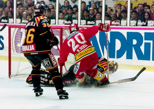 Modos Henrik Sedin framför brynäs målvakt Johan Holmqvist