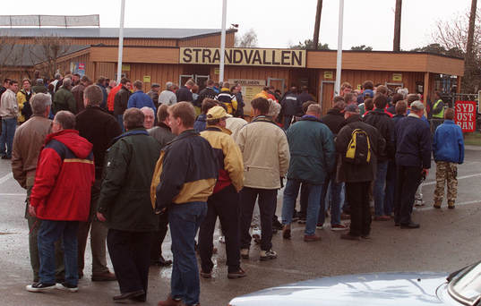 Fotbollspublik på Strandvallen i Hällevik (Mjällby)