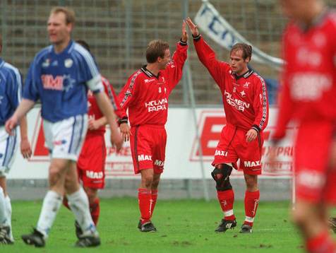 Thomas Olsson (t h) gratuleras av Mathias Florén,