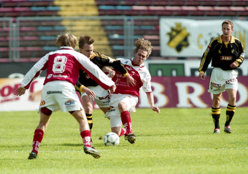 Andreas Johansson, AIK attackeras bakifrån av Lasse