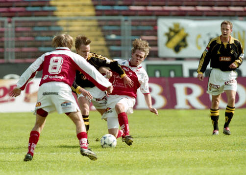 Andreas Johansson, AIK attackeras bakifrån av kalmars