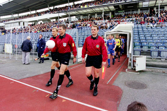 Domare Leif Sundell med assisterande domare Ingemar Larsson