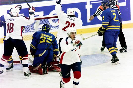 Pucken i mål bakom Petter Rönnqvist, målvakt i Sverige