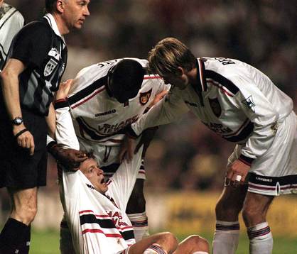 Jesper Blomqvist hjälps upp