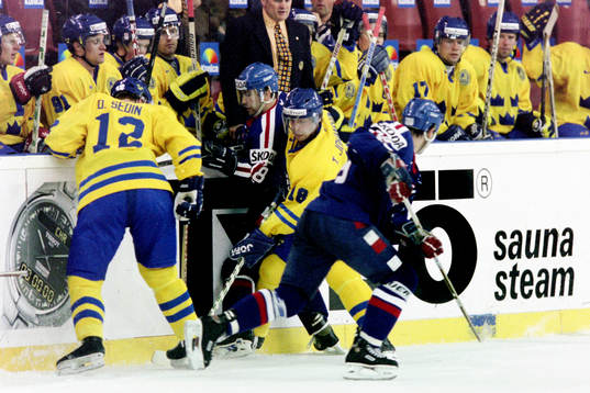 Daniel Sedin och Thomas Johansson, Sverige i kamp om pucken