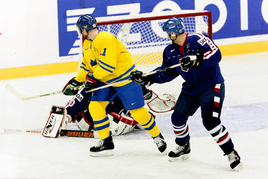 Daniel Alfredsson, Sverige framför Miroslav Simonovic,