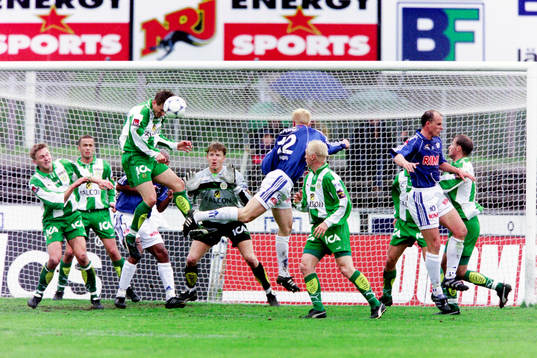 Petter Hansson, Halmstad framför hammarbys målvakt Thomas