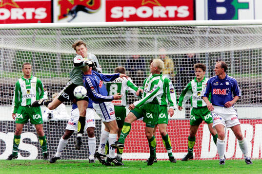 Petter Hansson, Halmstad framför hammarbys målvakt Thomas