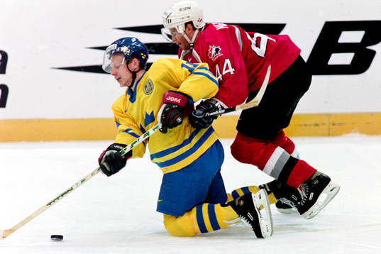 Daniel Alfredsson, Sverige uppvaktas av kanadas Rob